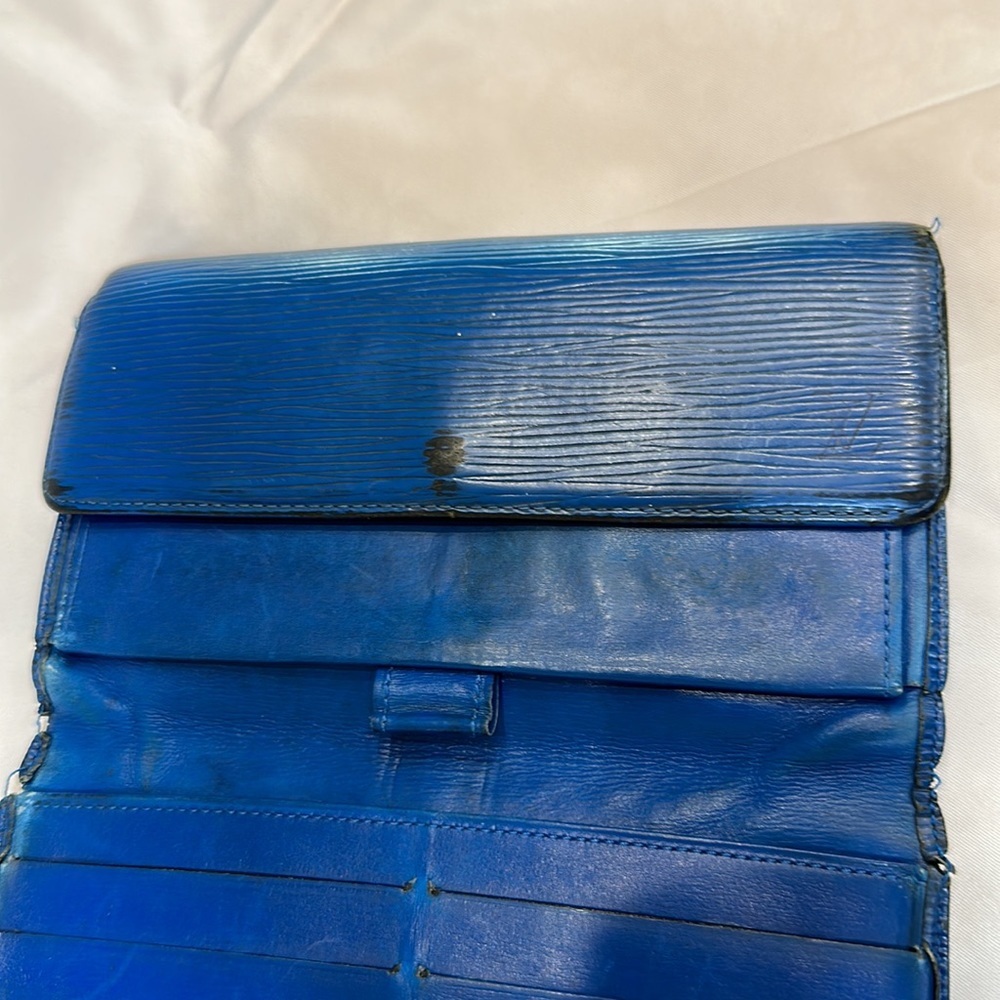 Louis Vuitton was blue Epi wallet fixer upper as is now it’s black,I repainted - Picture 16 of 16